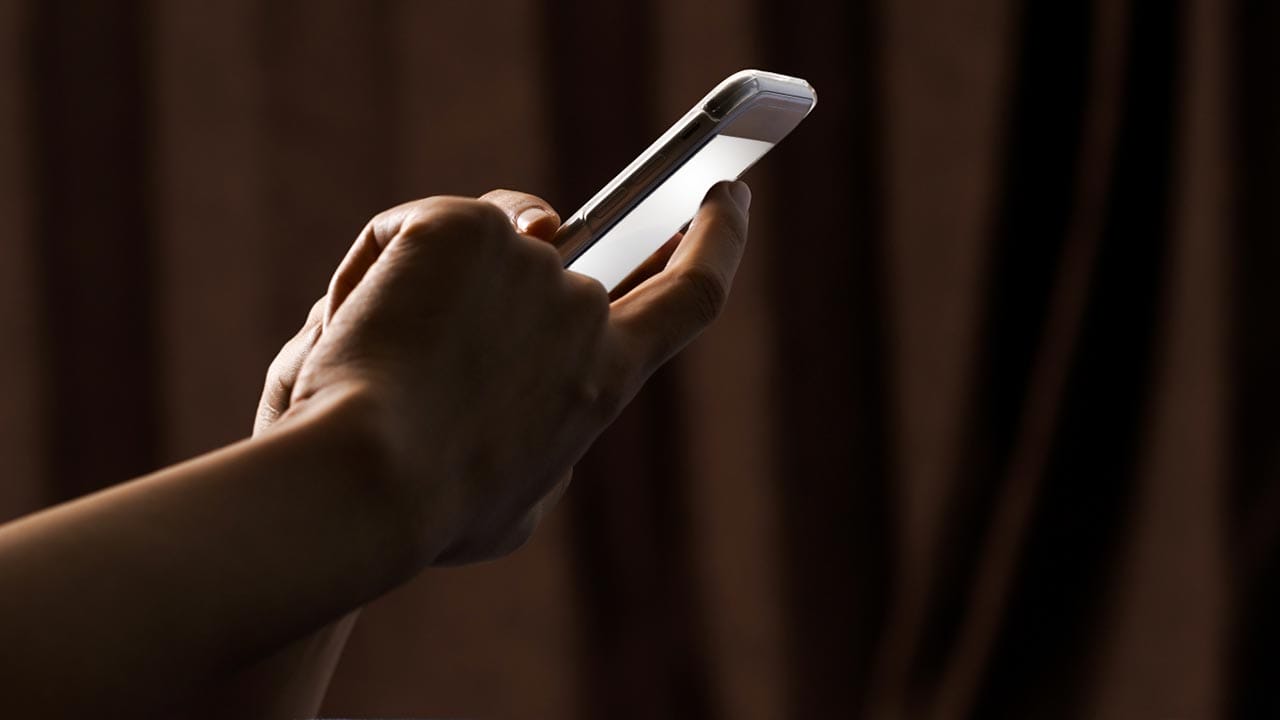 寝る前スマホが子どもの生活リズムを狂わせる？ 約6割が「朝の不調」を実感の画像1