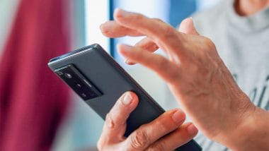 シニアのスマホ利用率ほぼ100% AI検索も増加しデジタル対応が加速