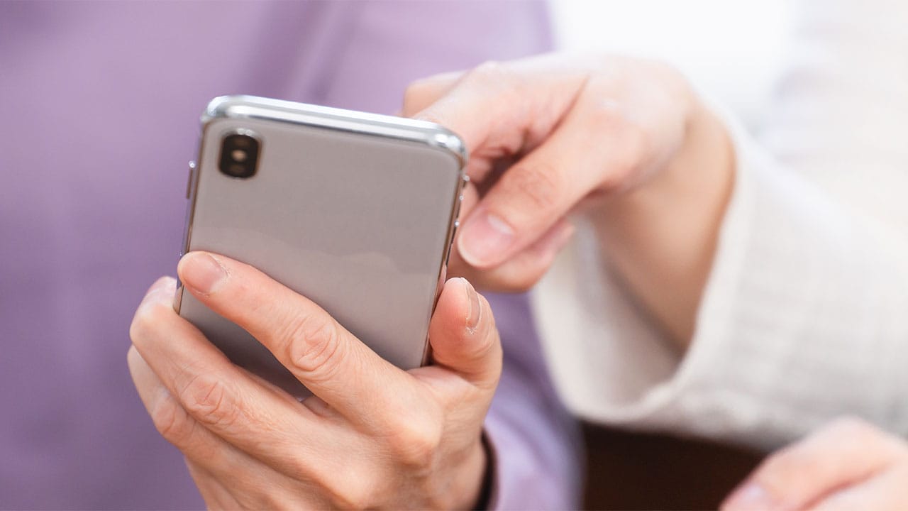 シニアのスマホ契約は店頭78.9%、オンライン21.1% 対面サポートが依然支持の画像1