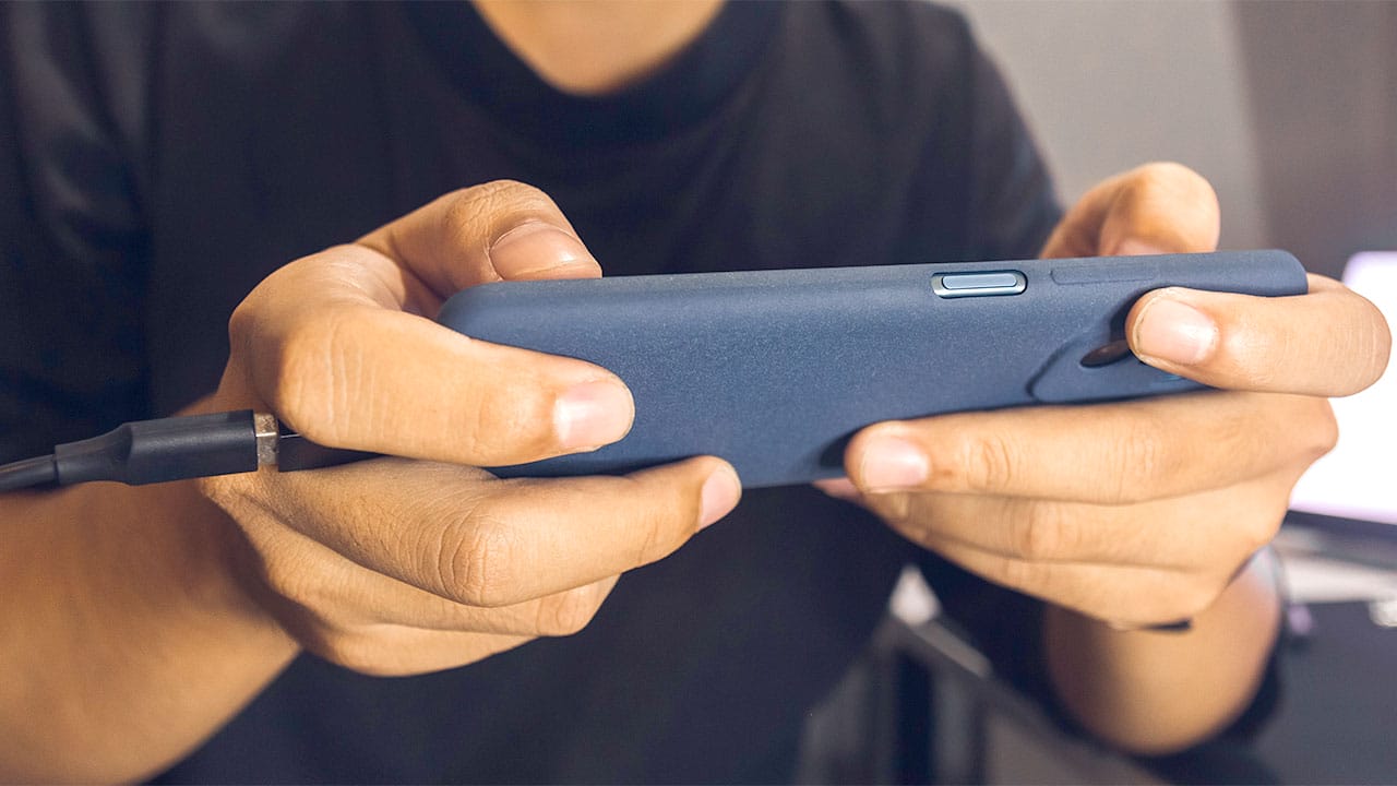 【バッテリーを介さず直接給電】スマホの『バイパス給電』とは？メリットや対応機種の画像1