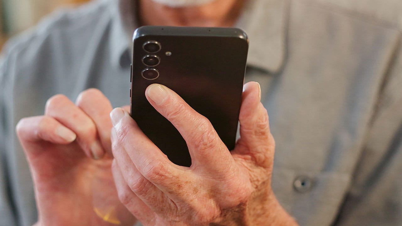 シニアが選ぶ通信会社ランキング　契約はドコモ、乗り換え先は楽天がトップにの画像1