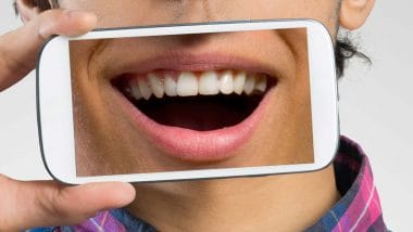 「スマホ見すぎ」で口が臭くなる!?　ロッテが検証した“ながらガム”の効果とは