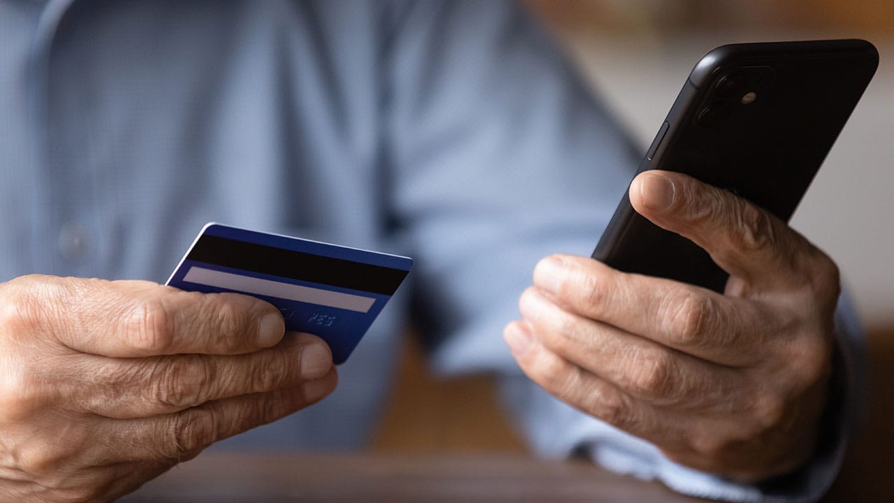 うちの親は本当に大丈夫? シニアの10人に1人がネットトラブル、詐欺被害が最多の画像1