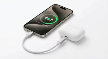 iPhoneとAirPods Proケースがケーブルで接続され、充電が行われている写真