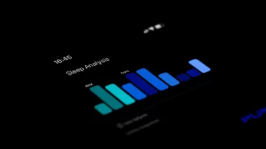 iPhoneのヘルスケアアプリで睡眠データの週間グラフが表示されている画面。REM・コア・深い睡眠が色分けされた棒グラフ