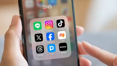 スマホ持っている画像