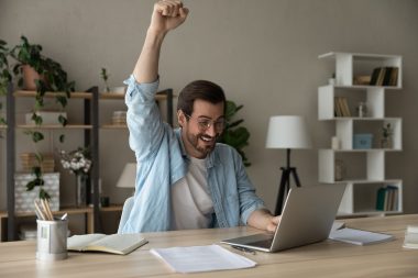 「AIが使えれば給料が上がる」は本当か？ ハローの新報酬制度で確認すべきポイントの画像1